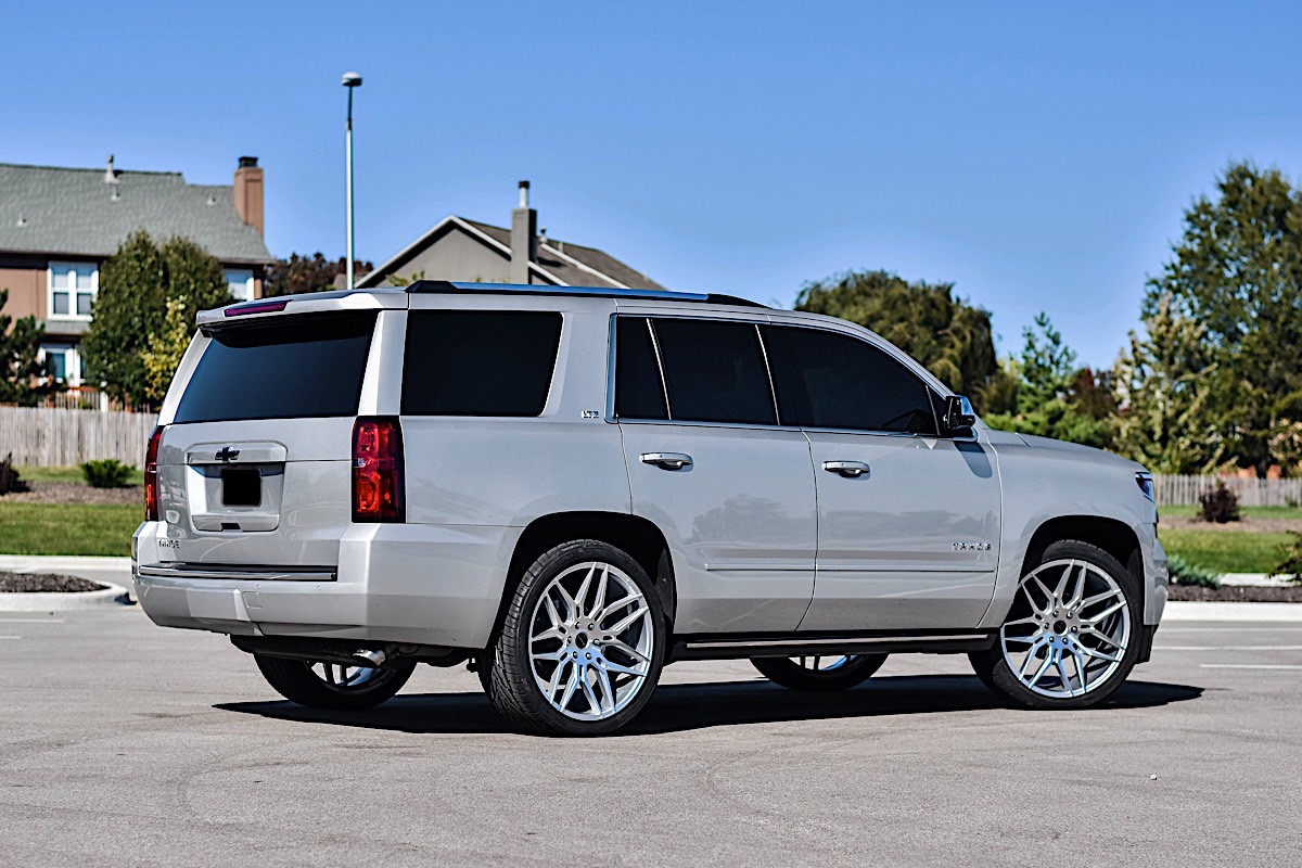 Chevrolet Tahoe with Giovanna Wheels Bogota